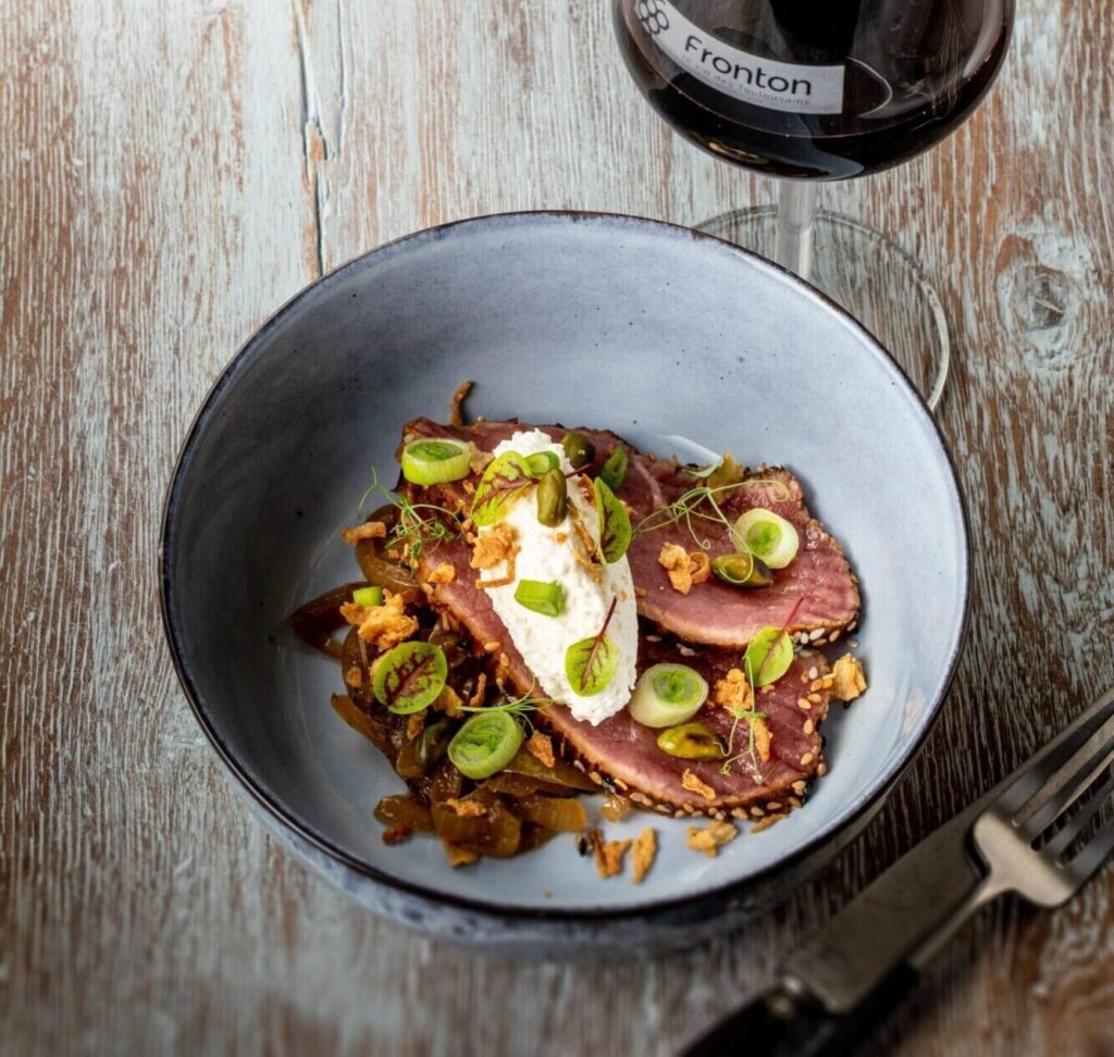 Tataki de boeuf, oignon cru et cuit, pistache et crème de raifort