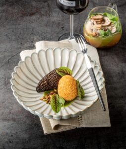 Morille farcie, oeuf mollet, sauce aux morille