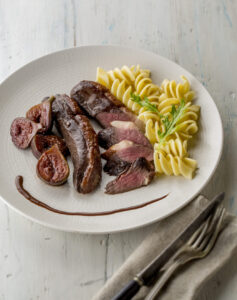 Magret de canard, figues violettes au Fronton et miel