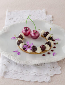 Cerises confites au vin rouge, parfum de Tanaisie des Jardins et sorbet noyaux