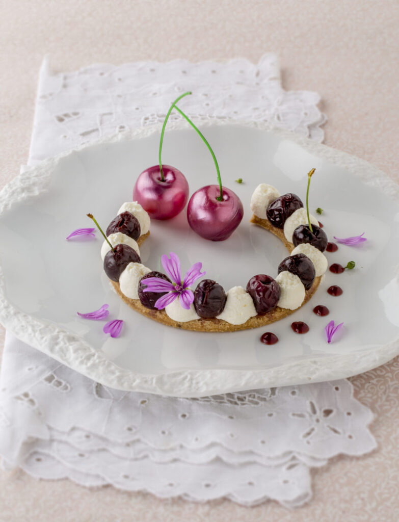 Cerises confites au vin rouge, parfum de Tanaisie des Jardins et sorbet noyaux