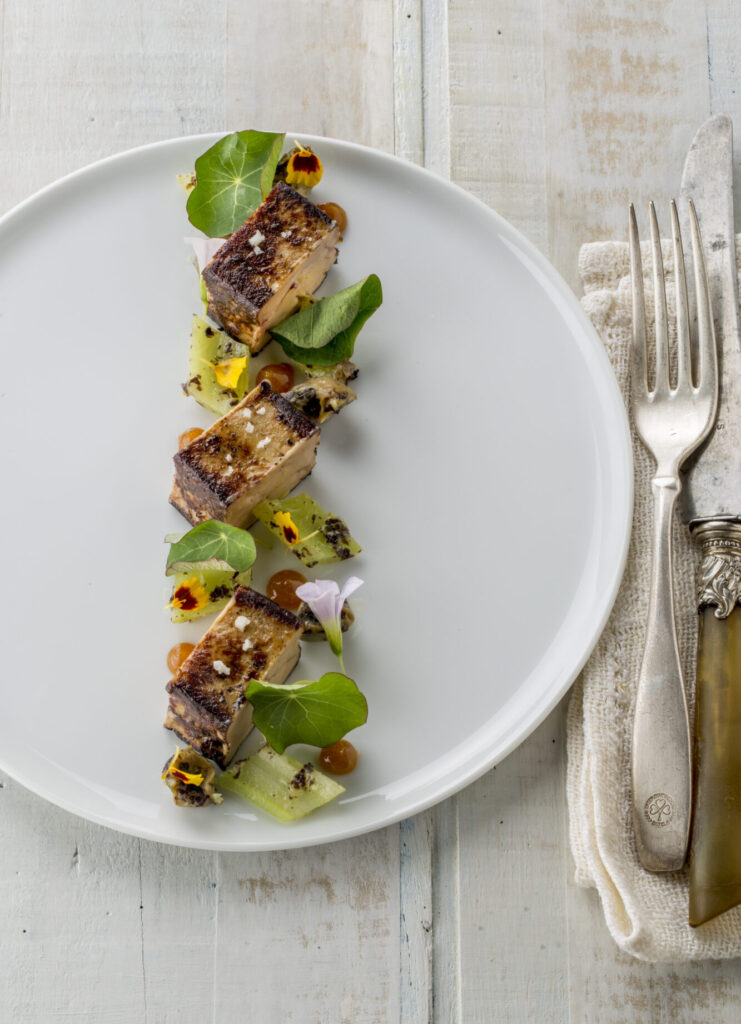 Foie gras cuit à la plancha, fricassée de bulots, céleri et condiment citron