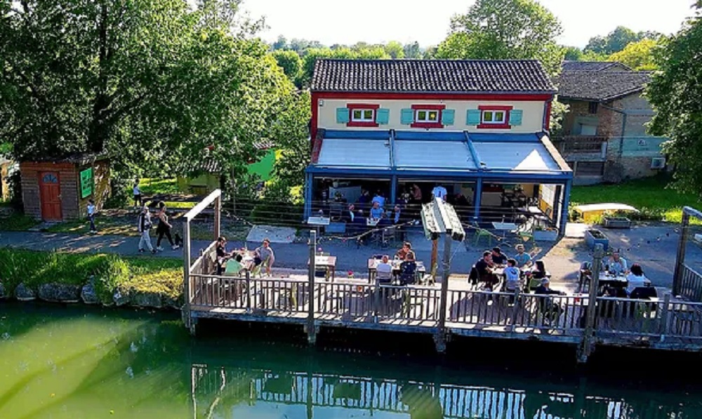 UNE BOUTEILLE AU CANAL